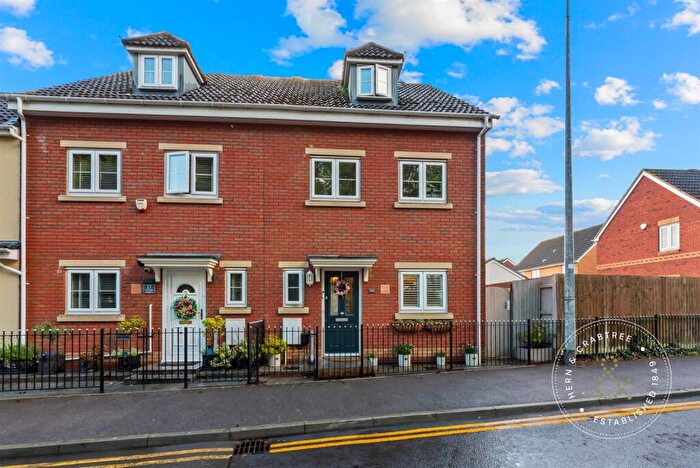 3 Bedroom Town House For Sale In Wyncliffe Gardens, Cardiff, CF23