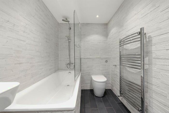 2 Bedroom Flat To Rent In Coliseum Court, Regents Park Road, London, N3