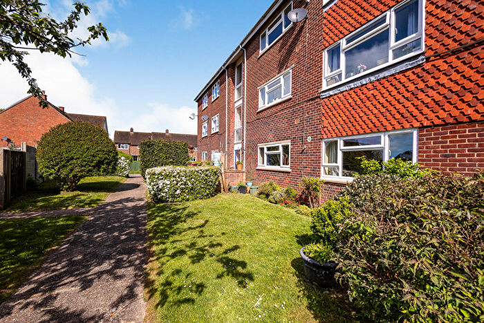 2 Bedroom Flat To Rent In Longlands Road, PO10