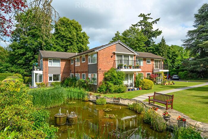 1 Bedroom Flat For Sale In Queens Drive, Leatherhead, KT22