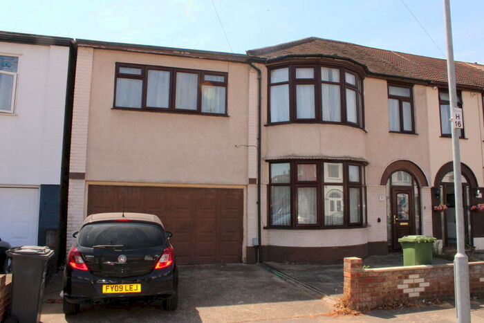 5 Bedroom House To Rent In Hurstbourne Gardenss, IG11