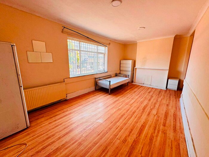 5 Bedroom Flat To Rent In Romford Road, London, E7