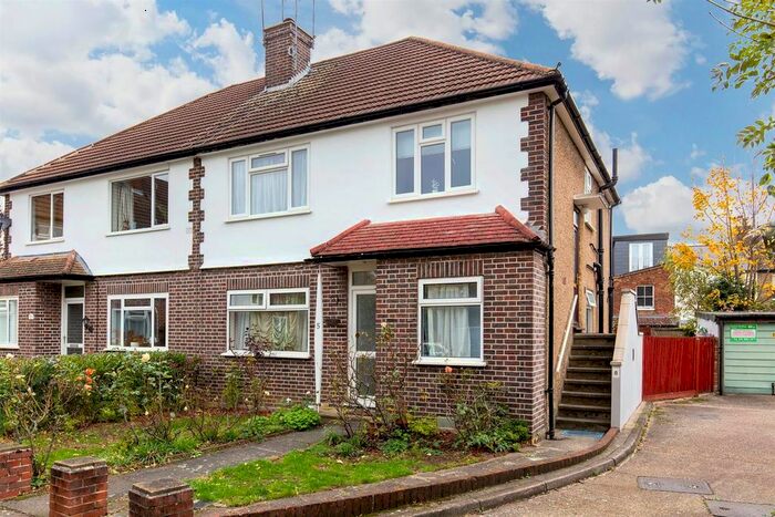 2 Bedroom Flat To Rent In Hobbs Green, London, N2