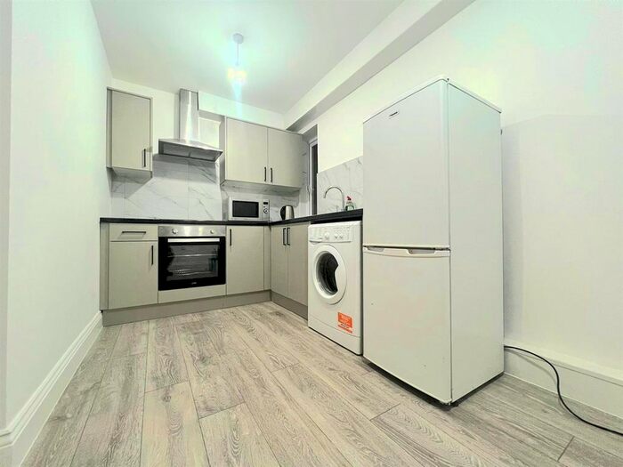 2 Bedroom Flat To Rent In Glebe Avenue, Ickenham, Uxbridge, UB10