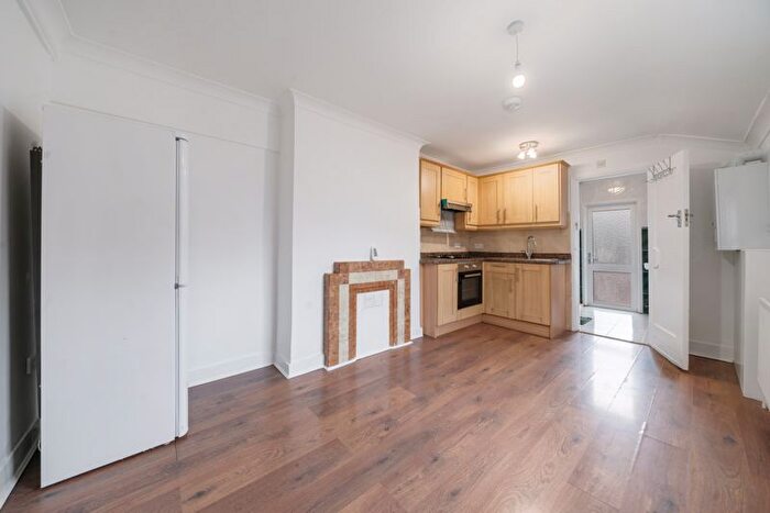 1 Bedroom Flat To Rent In Wingford Road, London, SW2