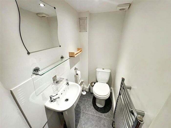 1 Bedroom Flat To Rent In Albion Road, Edinburgh, Midlothian, EH7