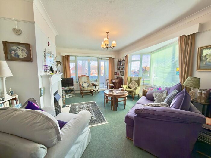 2 Bedroom Flat For Sale In Alinora Avenue, Worthing, West Sussex, BN12