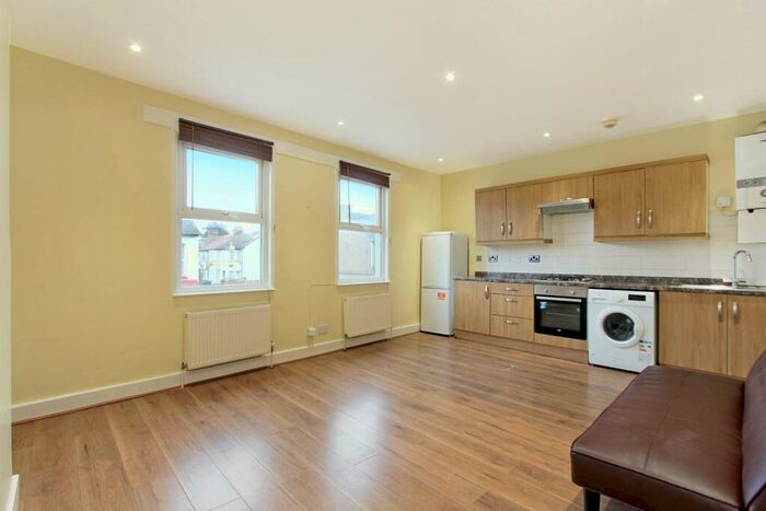2 Bedroom Flat To Rent In Lakehall Road, Thornton Heath, CR7
