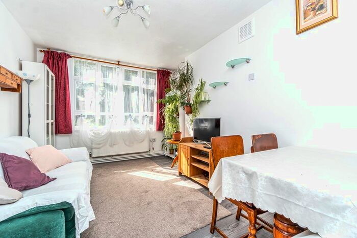 2 Bedroom Flat To Rent In Cazenove Road, Stoke Newington, Hackney, N16