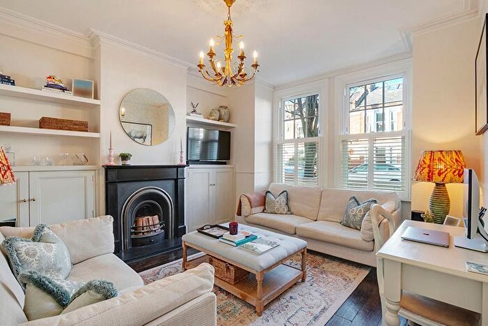 2 Bedroom Flat For Sale In Quinton Street, Earlsfield, London, SW18