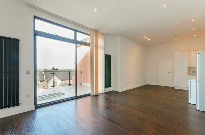 4 Bedroom Flat To Rent In Ballards Lane, , North Finchley, London, N12