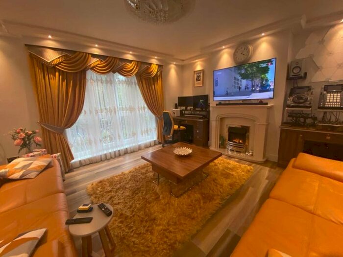 3 Bedroom Terraced House To Rent In Wenlock Street, Hoxton, N1