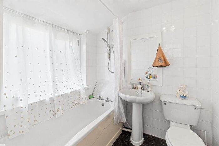 2 Bedroom Bungalow To Rent In Seacroft Road, Plymouth, PL5