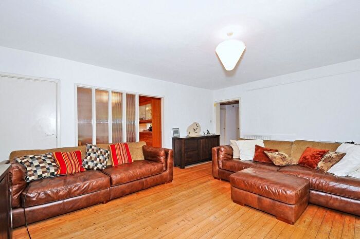 2 Bedroom Flat To Rent In Great Brownings, London, SE21