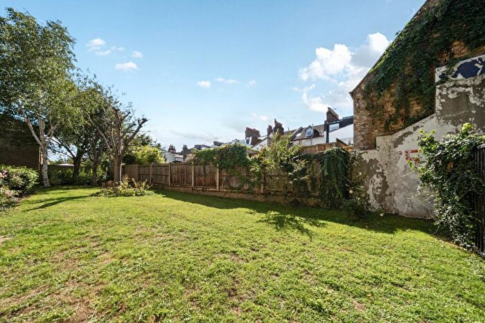 1 Bedroom Flat To Rent In Hanson Close, Balham, London, SW12