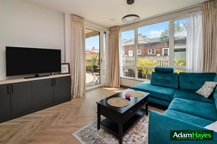 2 Bedroom Apartment To Rent In Oakleigh Road North, Whetstone, N20
