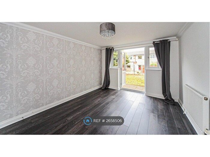 2 Bedroom Flat To Rent In Henry Court, Dunstable, LU6