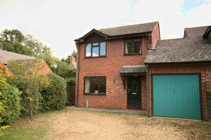 3 Bedroom Link Detached House For Sale In Clifden Road, Worminghall, HP18