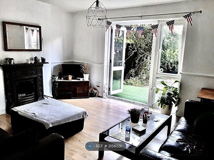 3 Bedroom Flat To Rent In Wenlock Court, London, N1