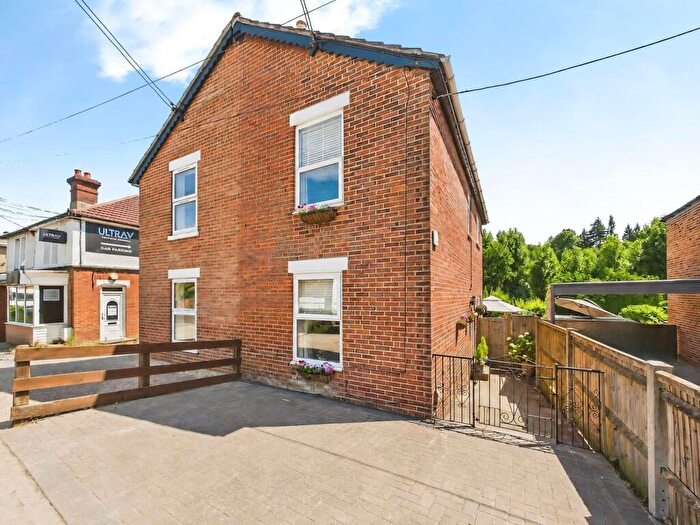 3 Bedroom Semi Detached House For Sale In Portsmouth Road, Lowford, Southampton, SO31