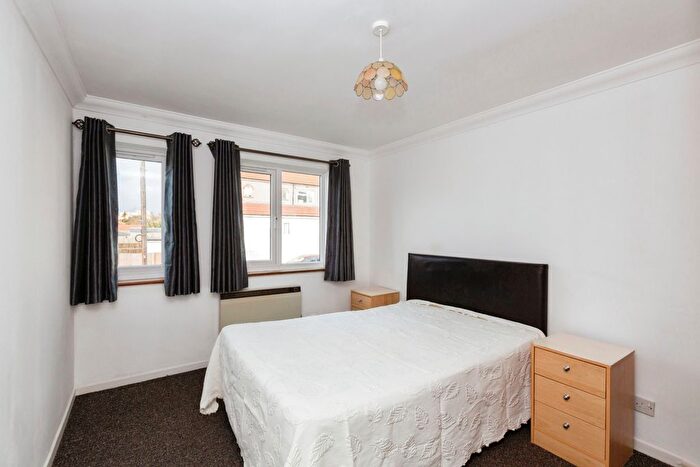 1 Bedroom Flat For Sale In Eastern Avenue, Ilford, Essex, IG2