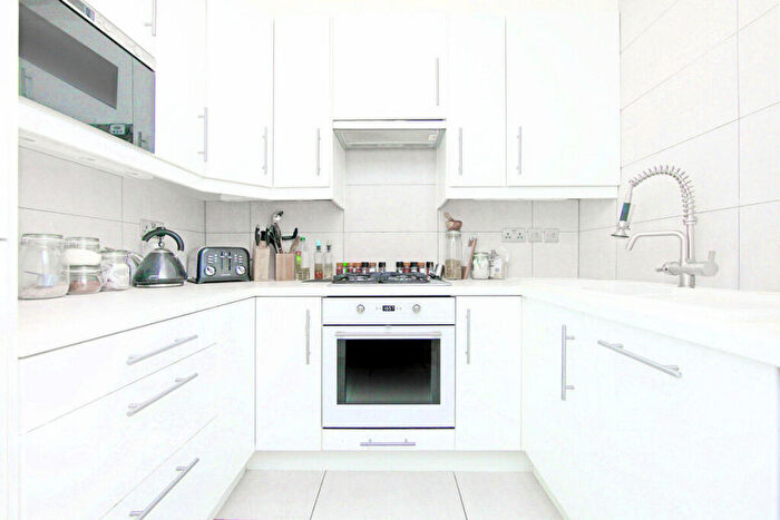 1 Bedroom Apartment To Rent In Camden Road, London, N7