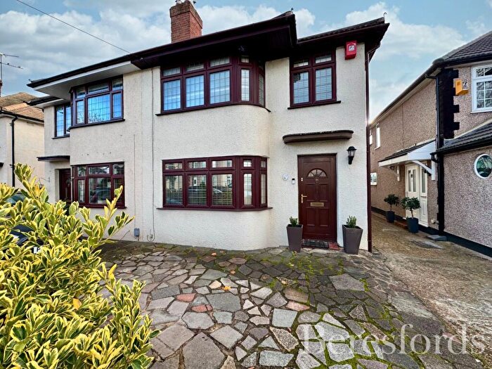 3 Bedroom End Of Terrace House For Sale In Farm Way, Hornchurch, RM12