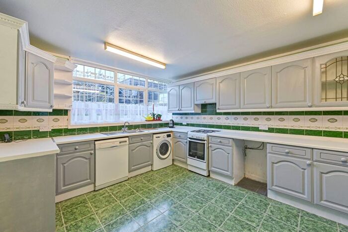 4 Bedroom Maisonette To Rent In .Prague Place, Clapham Park, London, SW2