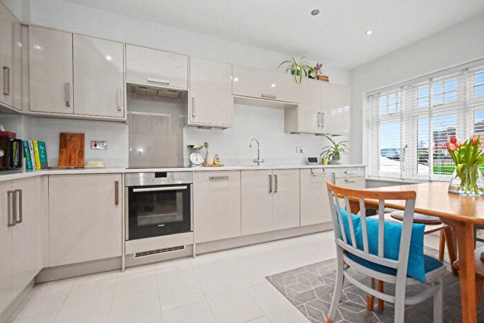 3 Bedroom Town House For Sale In Wrenthorpe Close, Wrenthorpe, Wakefield, WF2