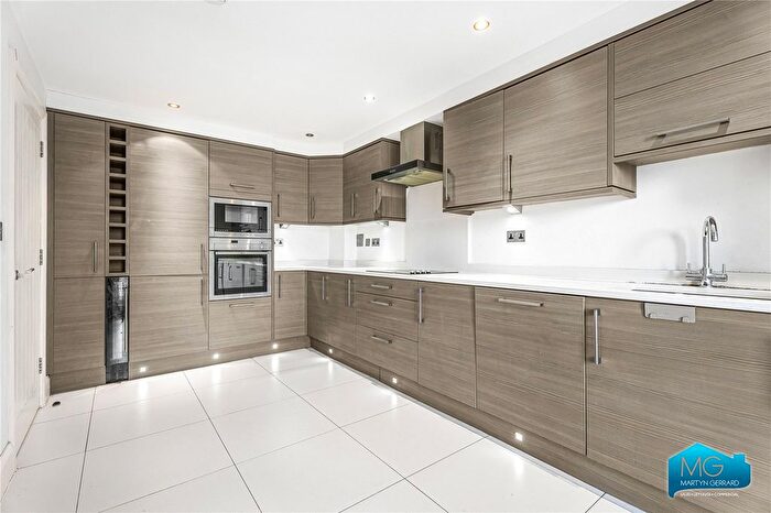 2 Bedroom Flat To Rent In Servas Court, Station Road, Barnet, Hertfordshire, EN5