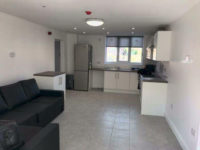 5 Bedroom House To Rent In Water Mill Close, B29