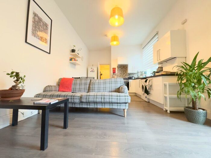 1 Bedroom Flat To Rent In Connaught Road, Roath, CF24