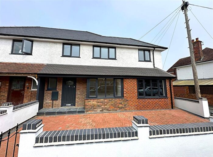 4 Bedroom Semi-Detached House For Sale In The Croft, Filey, YO14