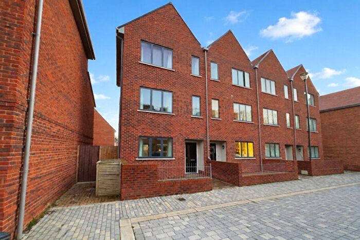 3 Bedroom End Of Terrace House To Rent In Woking, Surrey, GU21