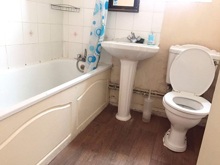 2 Bedroom Flat To Rent In Richmond Road, Ilford, IG1