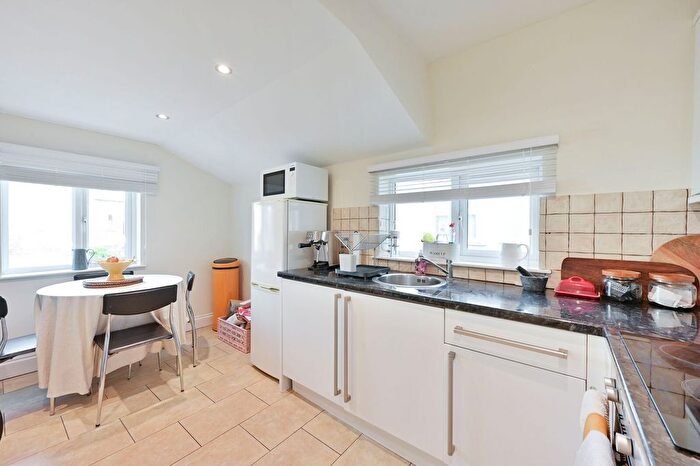 2 Bedroom Flat To Rent In Standen Road, Southfields, London, SW18