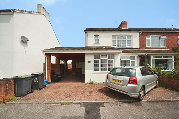 4 Bedroom Semi-Detached House For Sale In Letchworth Road, Luton, LU3