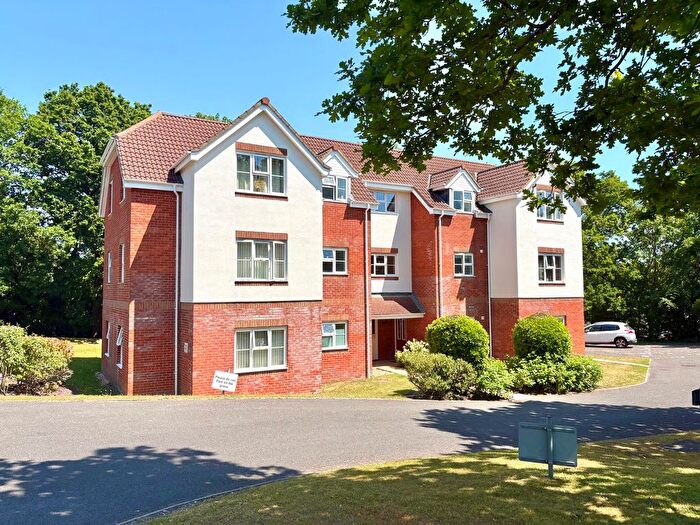 2 Bedroom Flat For Sale In Alder Heights, Poole, BH12