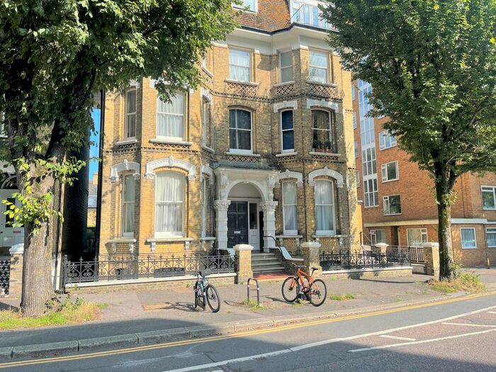 2 Bedroom Flat To Rent In The Drive, Hove, BN3