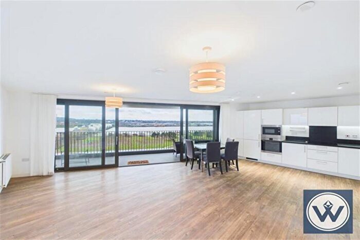 3 Bedroom Flat To Rent In Kingfisher Heights, Newham, E16