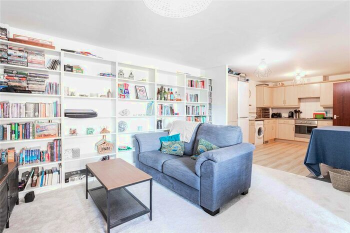 2 Bedroom Flat To Rent In Cline Road, London N11