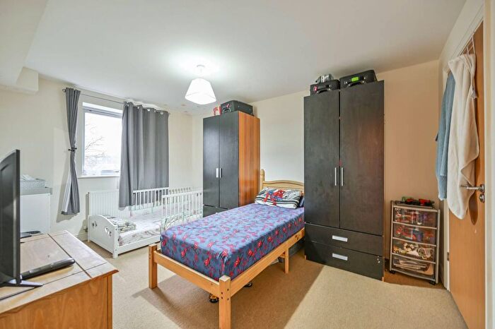 2 Bedroom Flat For Sale In Millicent Grove, Palmers Green, London, N13