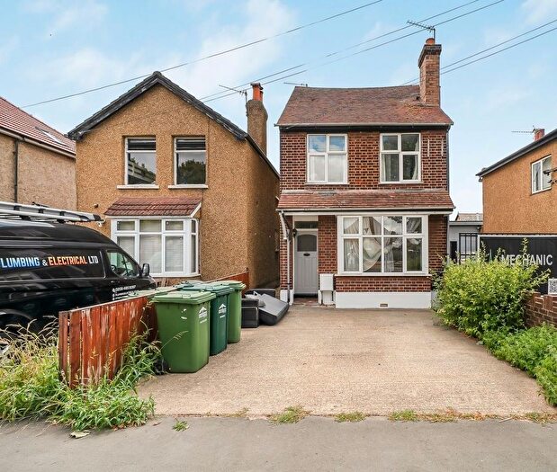 3 Bedroom Detached House For Sale In Chesterfield Road, Ashford, TW15