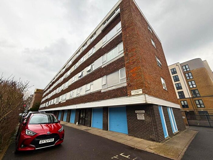 1 Bedroom Flat To Rent In Southfields Court, Southfields Road, Eastbourne, BN21