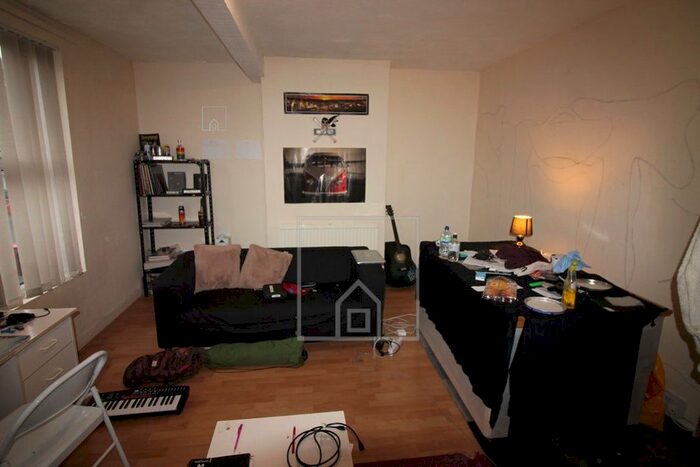 2 Bedroom Flat To Rent In Brudenell Grove, Leeds, West Yorkshire, LS6