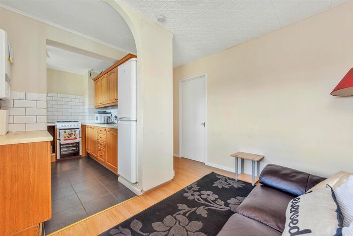 2 Bedroom Flat To Rent In Studley Road, Stockwell, SW4