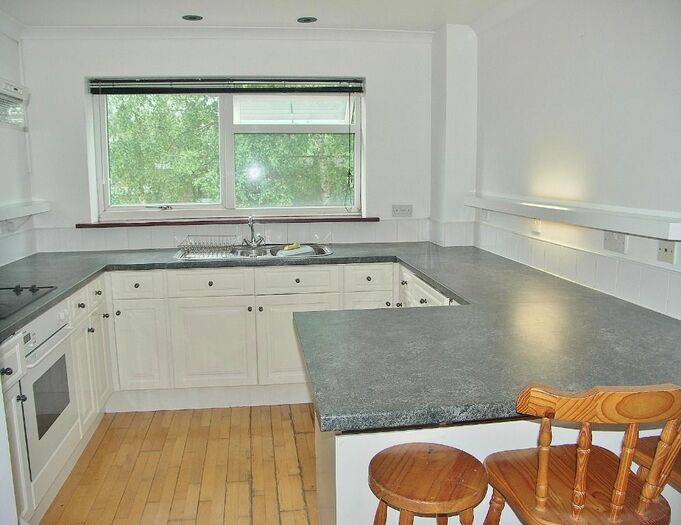 2 Bedroom Flat To Rent In The Parkway, Bassett, Southampton SO16