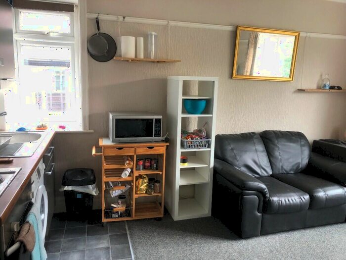 1 Bedroom Flat To Rent In Harrogate Road, Leeds, West Yorkshire, LS17