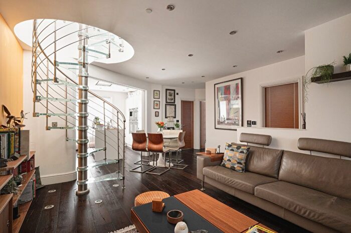 3 Bedroom Flat For Sale In New Crown Apartments, St. Pauls Road, N1