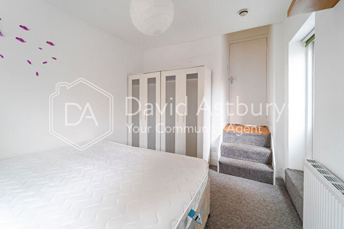 2 Bedroom Flat To Rent In Mayes Road, Wood Green, London, N22